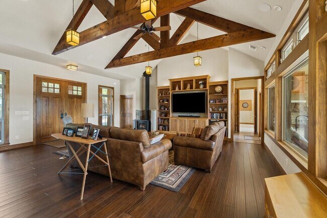 Foto del edificio - 321 Hannah Dr