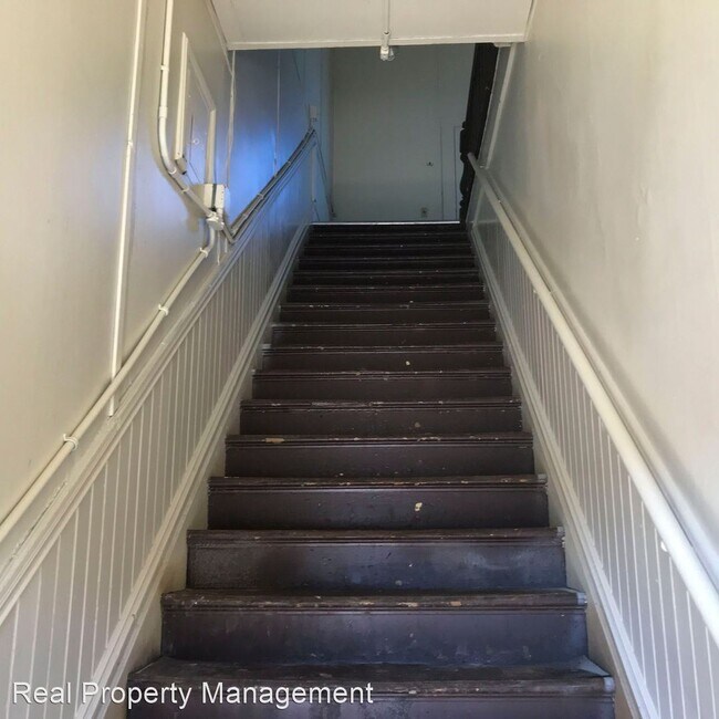 Foto del edificio - 3 br, 1 bath  - 102 W. Harris St.