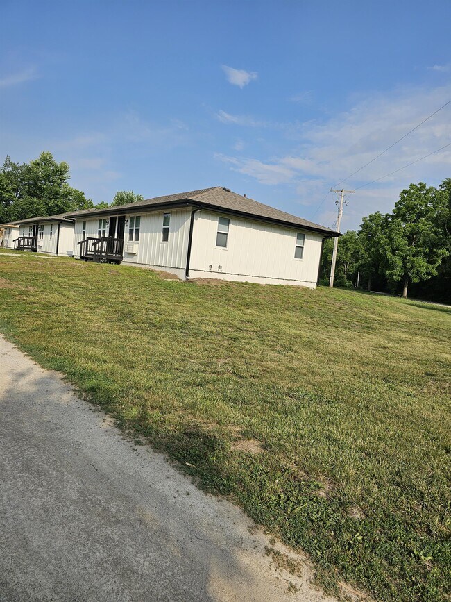 Building Photo - 301 Oak St