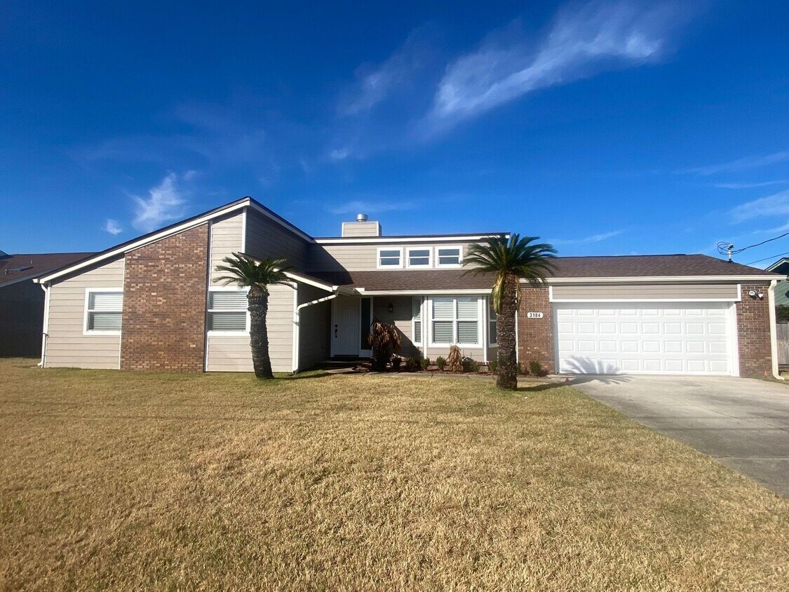 Primary Photo - Wonderful Custom Home w/ Large Lot, Conven...