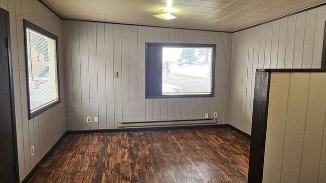 Building Photo - 1 bedroom duplex close to shopping