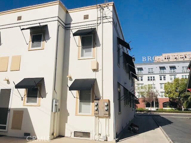 Building Photo - 218 W Broadway