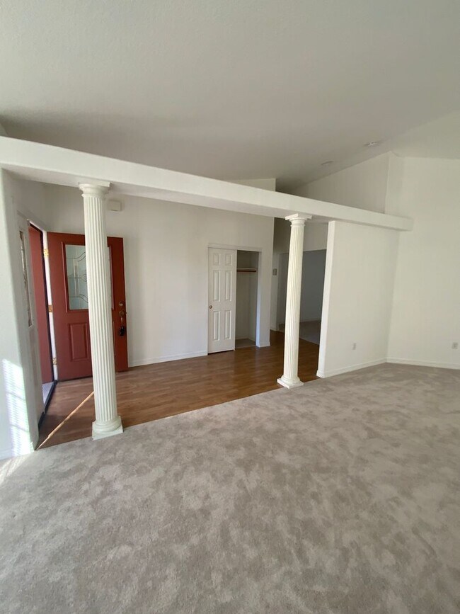 Building Photo - Beautiful Single Level Home on Corner Lot ...