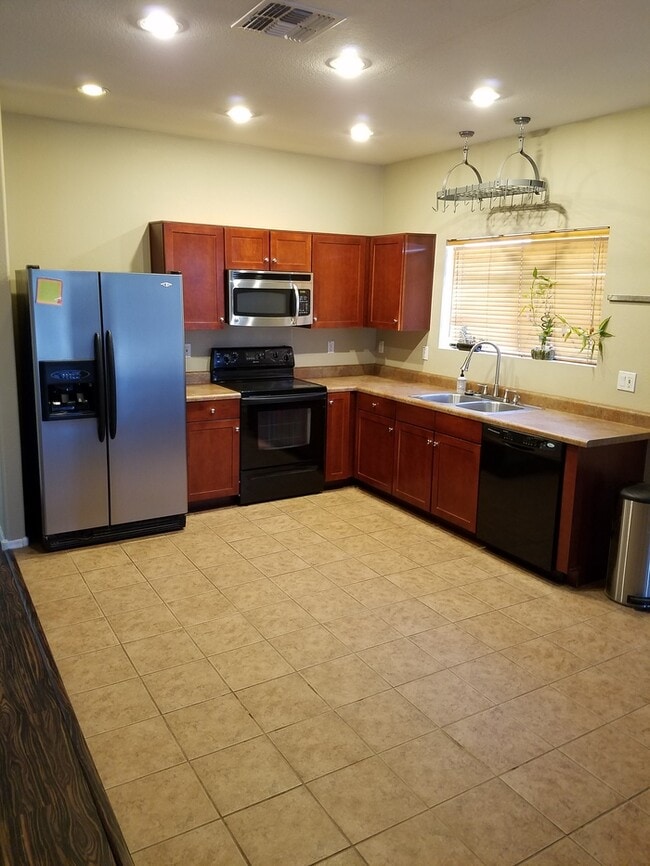 Building Photo - Beautiful 3/2 plus a den for rent near 27th Ave. & Roeser Rd.