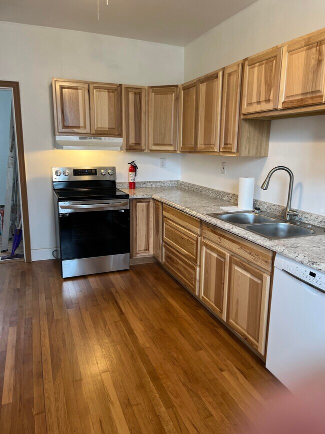 Kitchen 2 - 909 Idlewood Ave