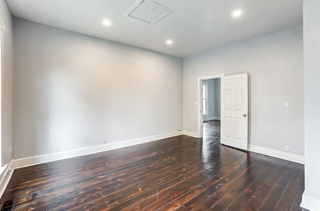 Building Photo - 3 Bed In Dayton- MOVE IN SPECIAL! Second Month Free if Moved in by May 1st!
