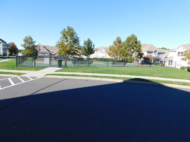 Building Photo - Recently Painted - 2 Bdrm Large Condo Edis...