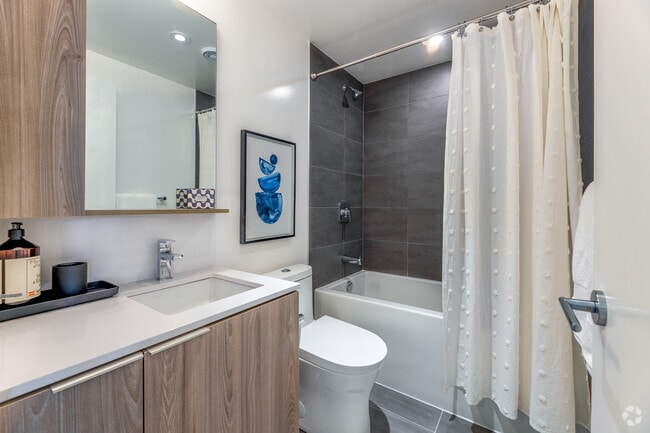 2BR, 2BA - 783SF - Bathroom - The Corner On Broadway