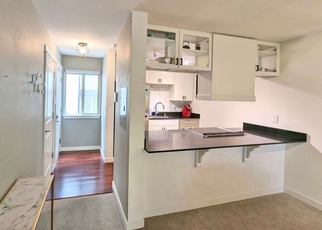 Building Photo - Stunning Sand Point Condo with Loft and Ba...