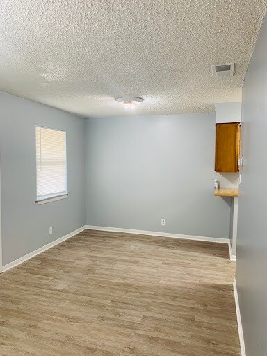 Foto del edificio - 303 Haeckerville Rd