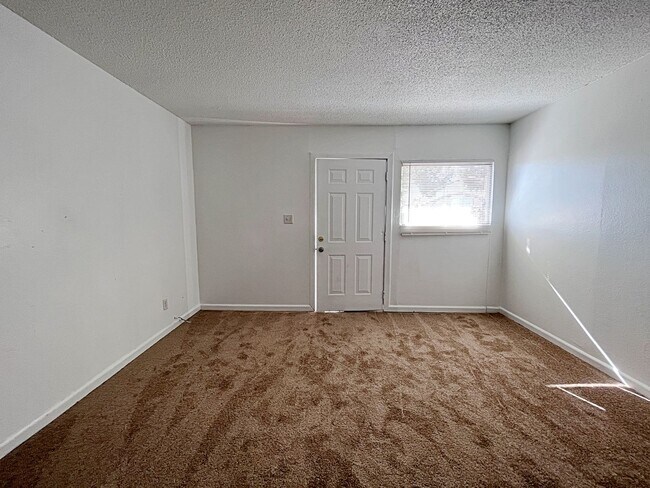 Foto del edificio - Remodeled 2 Bedroom and 1 Bath Unit Near E...