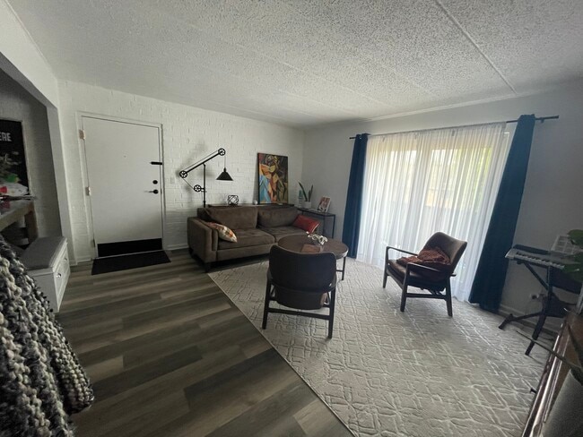 Foto del edificio - 3219 W Parkway Dr