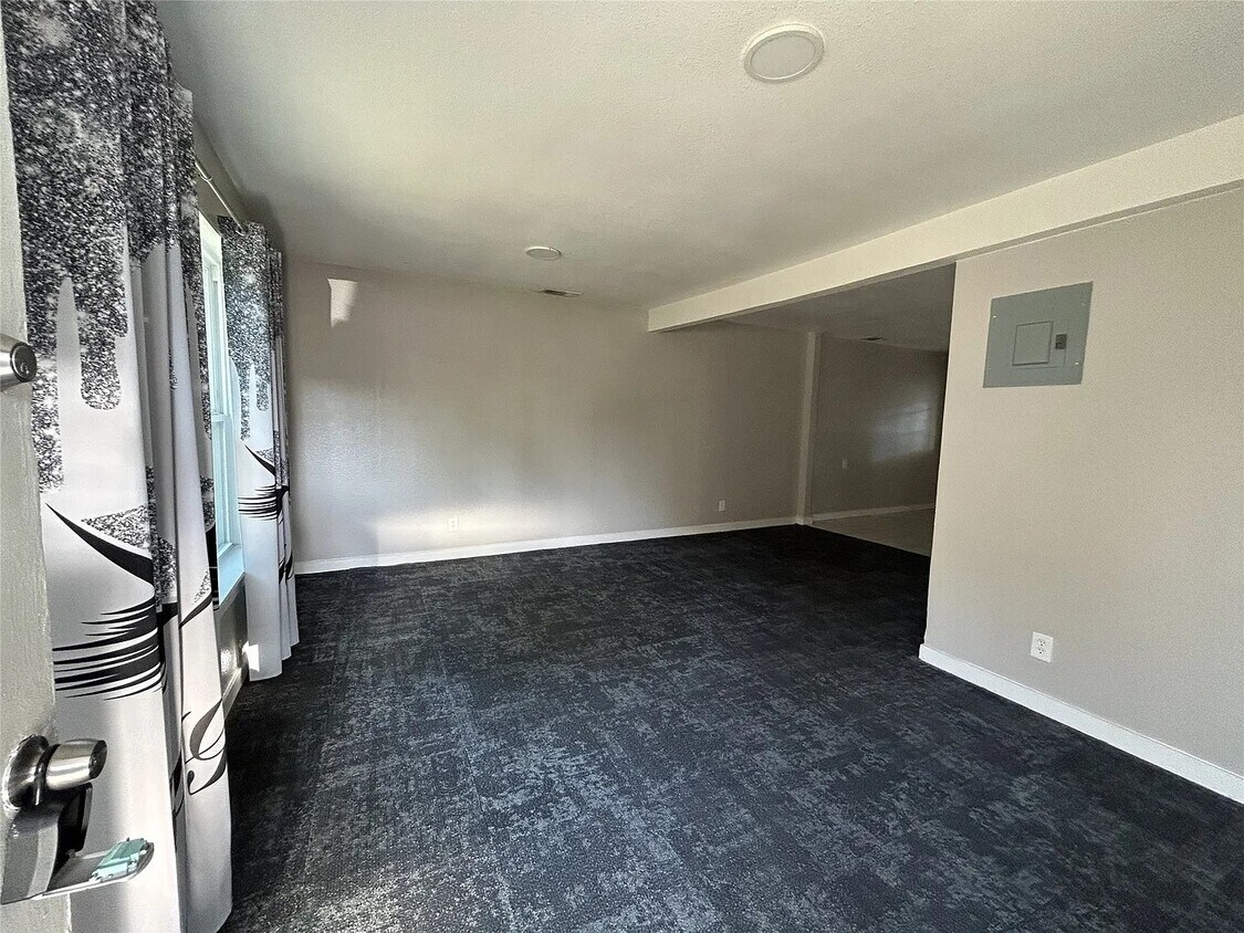 Building Photo - 1308 Stone Dr