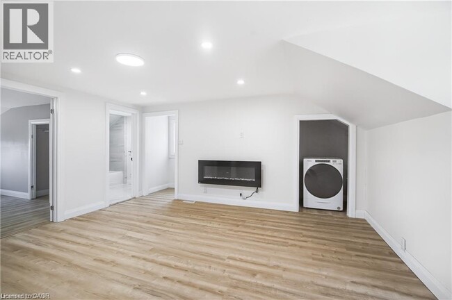 Building Photo - 10 Comet Ave