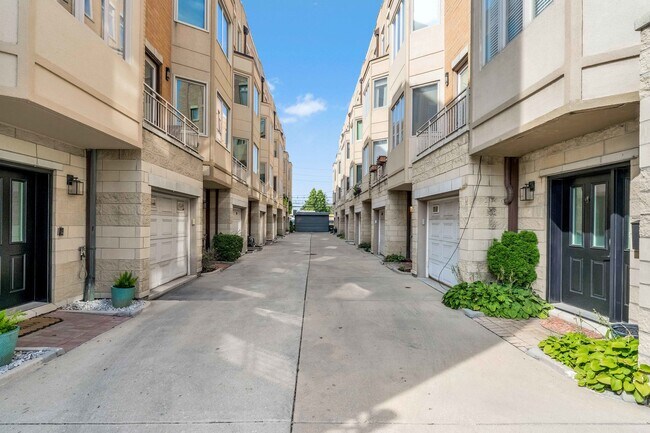 Foto del edificio - 3262 W Armitage Ave