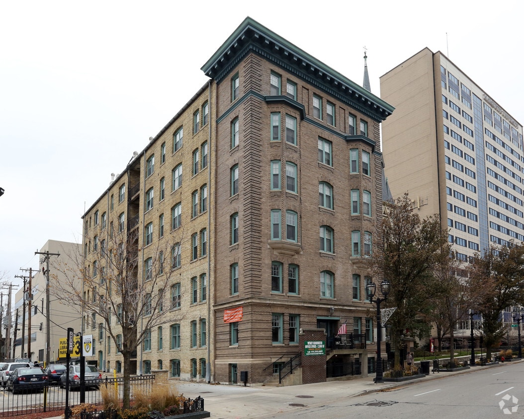 Building Photo - 825 W Wisconsin Ave