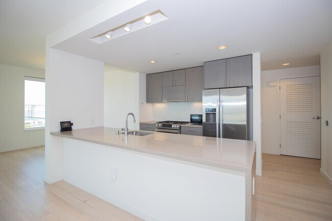 Foto del edificio - Luxurious 2BD/2BTH w/ Parking and Amazing ...