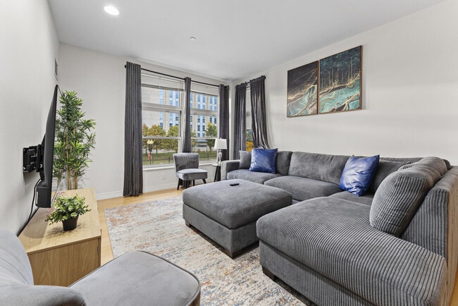 Building Photo - 601 Albany St