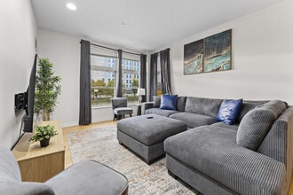 Building Photo - 601 Albany St