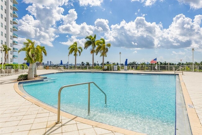 Foto del edificio - 7910 Harbor Island Dr