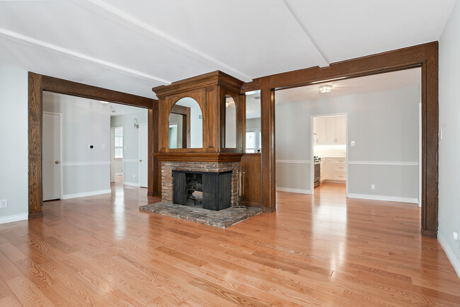 Building Photo - 4734 Tyrone Ave