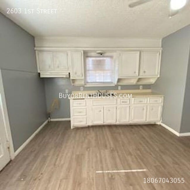 Building Photo - 2603 1st St
