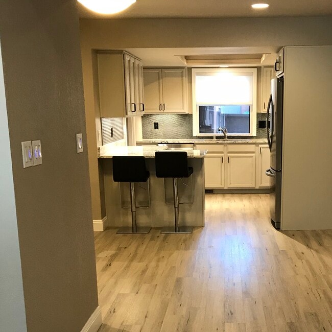 Kitchen eating bar - 2102 Chicory Way
