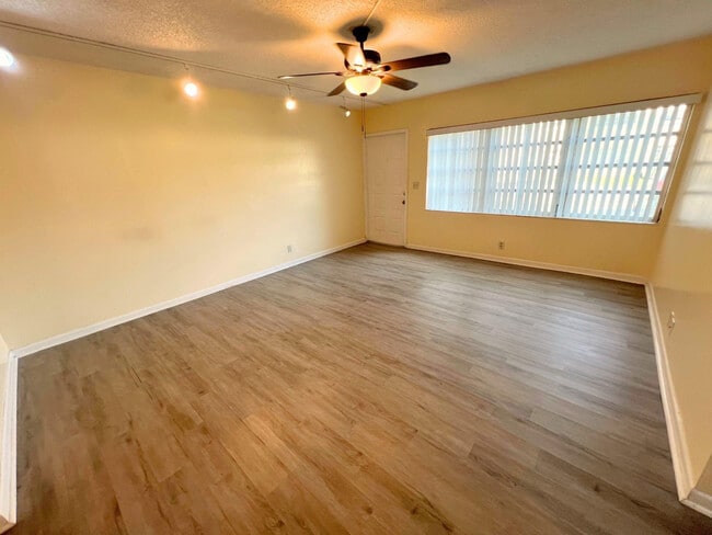 Building Photo - 843 Twin Lakes Dr