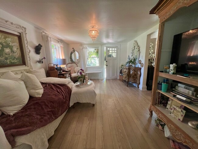 Vista de la sala de estar desde el porche de servicio - 822 E Kensington Rd