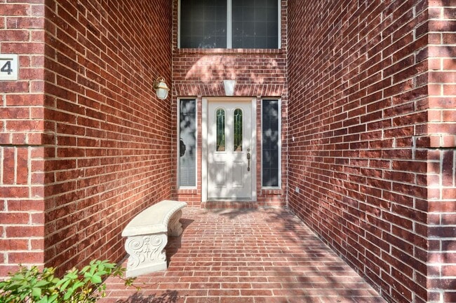 Building Photo - Stunning 5-Bedroom, 3-Bath Home with Over ...