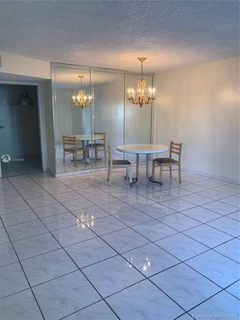 sala de estar - 4770 NW 21st St