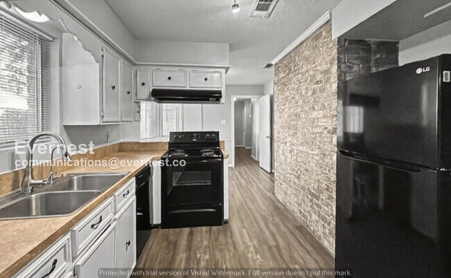 Foto del edificio - 14142 Burke Forest Dr