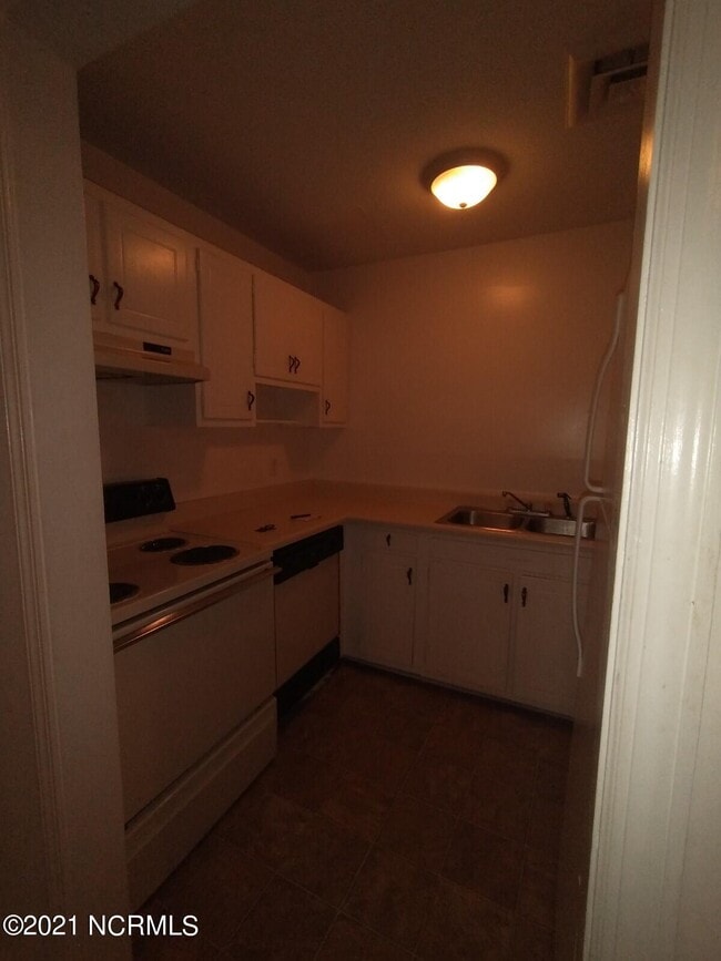 Building Photo - 2400 Griffin Ave