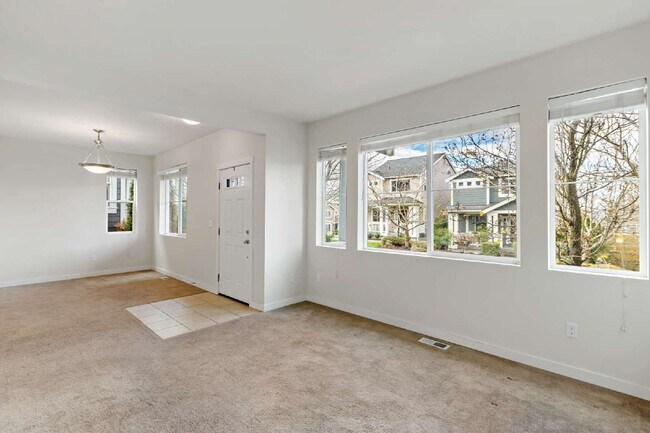 Foto del edificio - Enjoy this immaculate home in a park-like setting showcasing the beauty of the Issaquah Highland ...