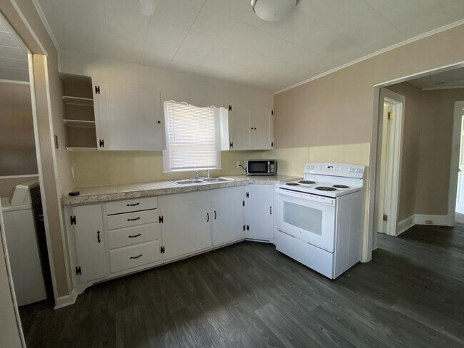 Foto del edificio - Cute two bedroom house in quiet neighborhood