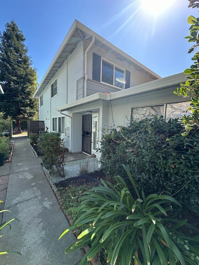 Primary Photo - 2 Bed 1 Bath On Del Rio Cir, Concord
