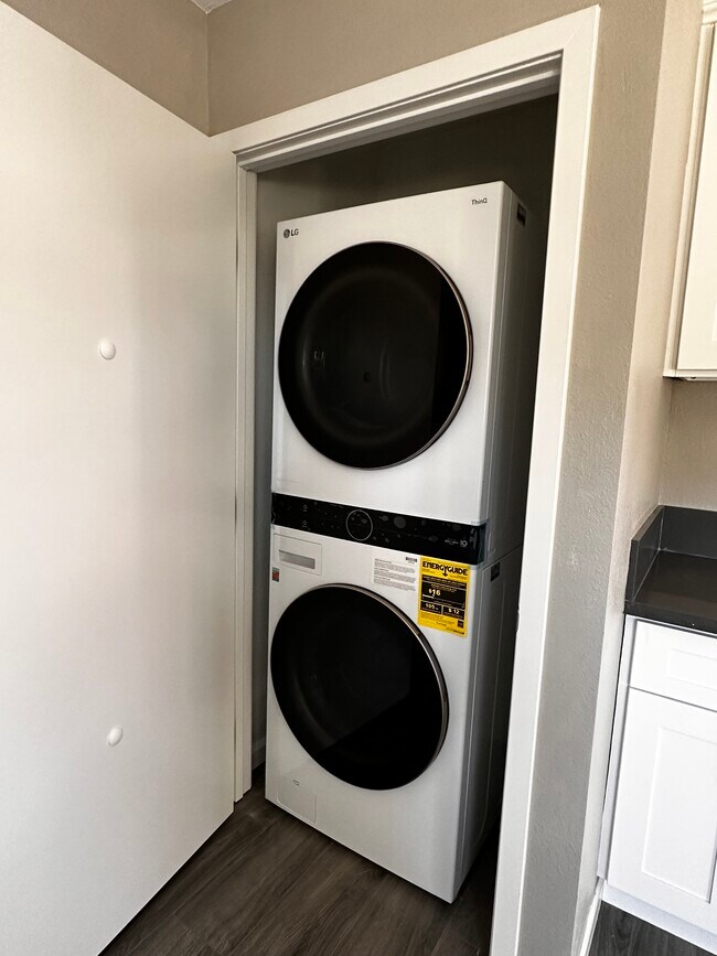 W/D closet - 24233 Madison St