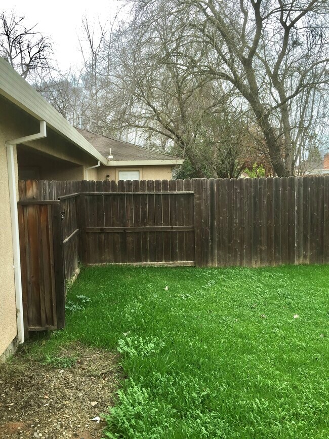 Building Photo - 9562 Emerald Park Dr