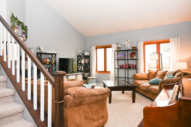 Building Photo - Beautiful updated Townhome! 3 Bedroom 2 1/...