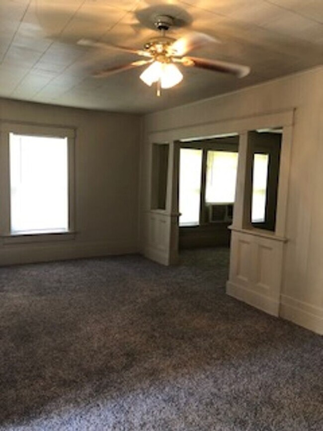 Foto del edificio - Three Bedroom/1 Bath Home/Spacious Rooms/Enclosed Back Porch