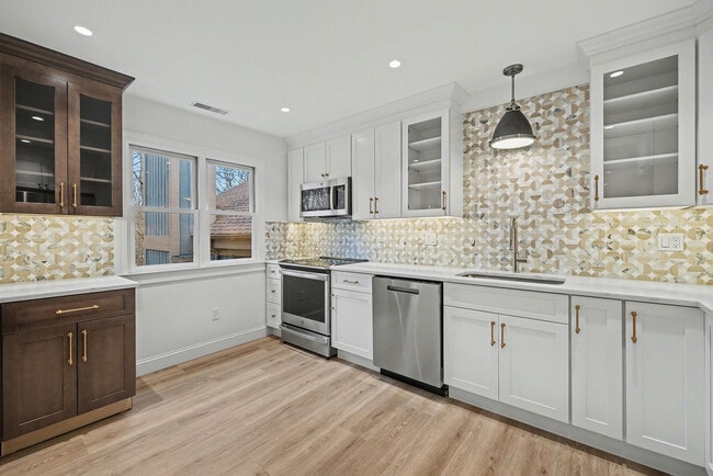 Brand new high end kitchen - 156 Heatherwood Dr