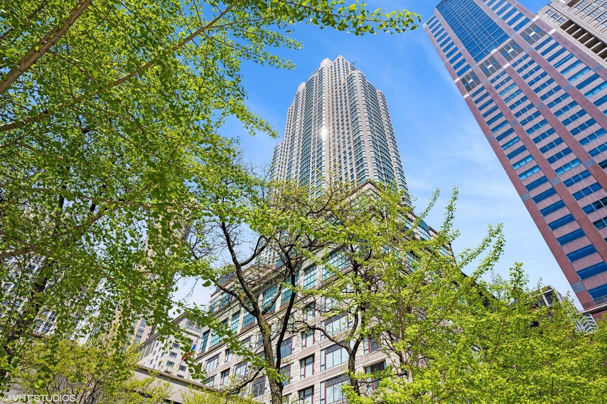 Foto principal - 100 E Huron St