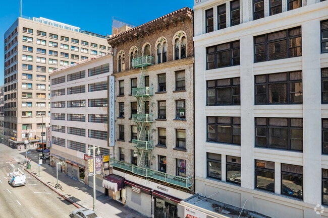 Building Photo - Broadway Flats