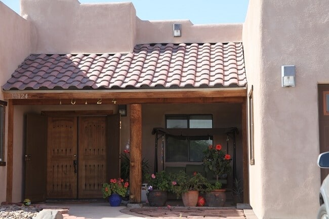 Building Photo - 4 Bedroom, 2 bath home