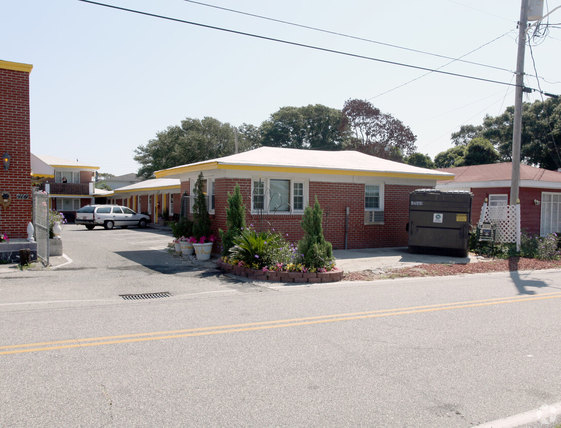 Primary Photo - E & E Motel Furnished with Utilities Included