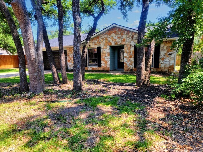 Foto del edificio - 3 Bed, 2 Bath Single-Level Gem with Firepl...