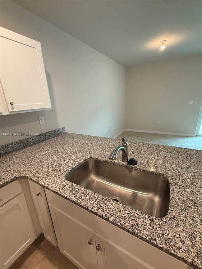 Foto del edificio - 585 NW 11th St