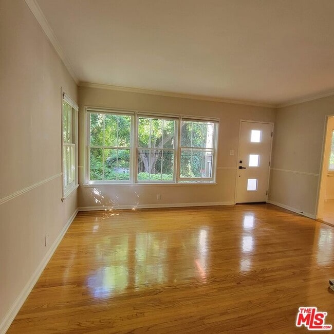 Building Photo - 304 S Reeves Dr