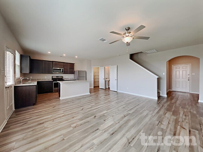 Building Photo - 824 Clark Dr