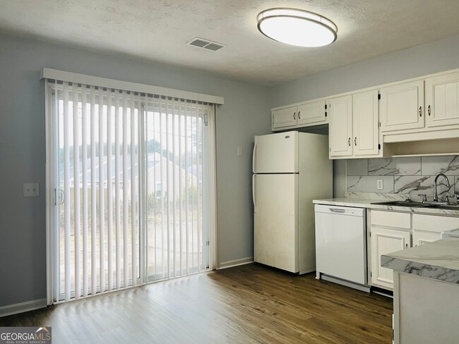 Building Photo - 104 Peachtree Ct